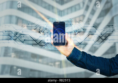 Veste homme jeans main tenant un téléphone cellulaire intelligent avec l'icône de l'horloge numérique à l'écran interface. La technologie moderne de temps à la planification de concept. Entreprise virtuelle Banque D'Images