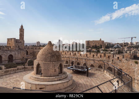 La coupole au milieu du toit de l'église de Saint Sépulcre, admet la lumière à Sainte-hélène s crypte et dome monastère éthiopien à Jérusalem, Israël Banque D'Images