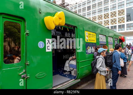 La foule pressée à la station Shibuya de Tokyo au Japon. Croisement de Shibuya est l'un des plus occupés des passages pour piétons dans le monde. Banque D'Images