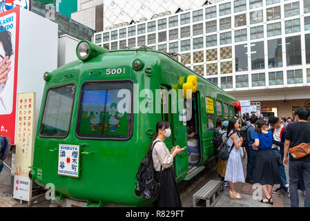 La foule pressée à la station Shibuya de Tokyo au Japon. Croisement de Shibuya est l'un des plus occupés des passages pour piétons dans le monde. Banque D'Images