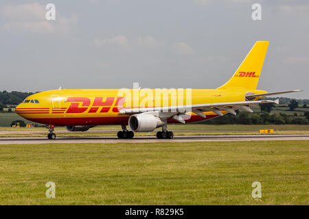 Un Airbus A300 cargo, D-AEAB, appartenant au service postal, de messagerie et de courrier express DHL, à l'aéroport de Londres Luton. Banque D'Images