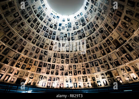 Jérusalem, Israël - Février 27th, 2017 : La salle des noms dans le site de l'Holocauste Yad Vashem à Jérusalem, Israël, en rappelant certains des 6 millions de Juifs assassinés durant la Seconde Guerre mondiale Banque D'Images