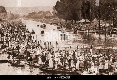 La rame a grandi à saluer que le Royal Barge portant le roi George V et de la famille royale fait son chemin vers le bas le champ de courses le 6 juillet 1912 à Henley-on-Thames, une ville sur la Tamise dans l'Oxfordshire, Angleterre. C'était la seule occasion que le roi est allé(e) à Henley Royal Regatta, même s'il est devenu 'Royal' en 1851, lorsque le Prince Albert est devenu patron de la régate. Banque D'Images