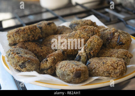 Fried et épicé boulettes d'aubergine calabrais écrasé Banque D'Images