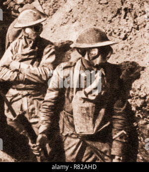 Soldats britanniques avec des masques à gaz à la suite de l'utilisation de gaz empoisonné de utilisé pour la première fois en avril 1915. Chlore ou le gaz moutarde a été libéré à partir de cylindres dans un nuage dense ou tirés en obus pour devenir une arme offensive des deux côtés du conflit. Banque D'Images