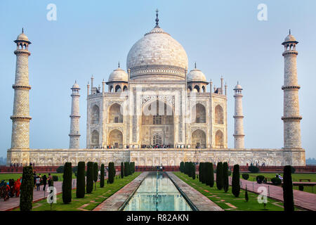 Vue du Taj Mahal à Agra, tôt le matin, de l'Uttar Pradesh, Inde. Taj Mahal a été désigné comme site du patrimoine mondial de l'UNESCO en 1983. Banque D'Images