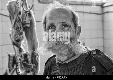 Papa, Moustakallis boucher local et l'homme avec une grande moustache, polis, Paphos, Chypre de District Banque D'Images
