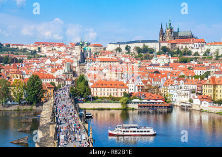 Bateau de croisière en passant sous le pont Charles Prague Vltava le Château de Prague et la Cathédrale St Vitus Mala Strana Prague République Tchèque Europe Banque D'Images