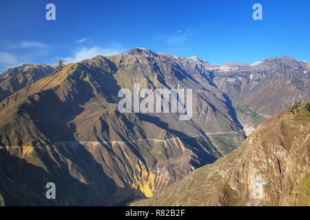 Vue sur le Canyon de Colca de négliger près de Cabanaconde au Pérou. C'est l'un des canyons les plus profonds du monde avec une profondeur de 3 270 mètres. Banque D'Images