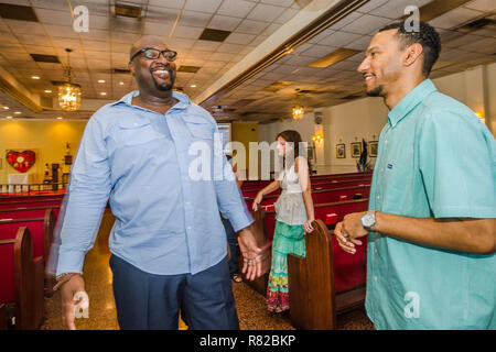 Espoir urbain Community Church pastor Alton Hardy parle avec le trésorier de l'église Dion Watts après le service, le 19 juillet 2015, à Fairfield, Connecticut. Banque D'Images