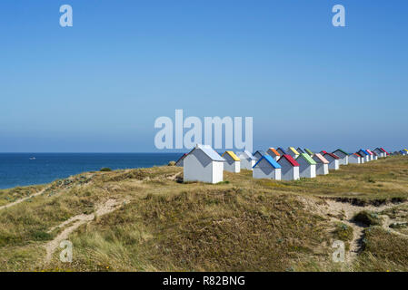 Rangée de cabines de plage colorées dans les dunes à Gouville-sur-Mer, Basse-normandie, France Banque D'Images