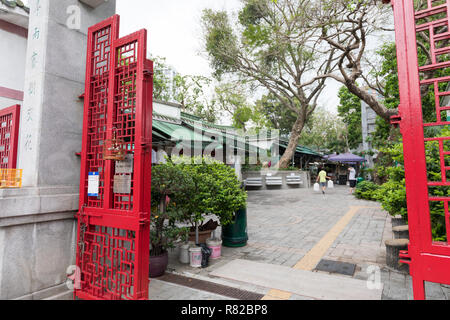 KOWLOON, HONG KONG - 21 avril 2017 : Red Gate Entrée de Yuen Po Street Bird Garden à Kowloon, Hong Kong. Banque D'Images