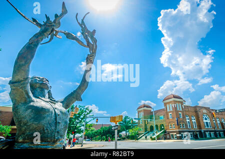 Une statue d'une fille la libération de colombes se trouve au coin de Kelly Ingram Park, près de 16e St. église Baptiste, le 12 juillet 2015, à Birmingham, Alabama. Banque D'Images