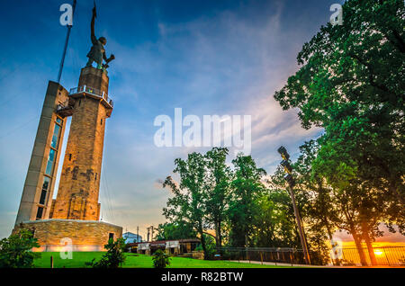 Le soleil se couche à Vulcan Park, le 19 juillet 2015, à Birmingham, Alabama. Le parc dispose d'une statue de fer le dieu romain, Vulcan. Banque D'Images