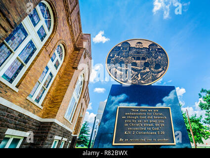 Un monument commémore le bombardement de 1963 16e St. église baptiste et la mort de quatre enfants, le 12 juillet 2015, à Birmingham, Alabama. Banque D'Images