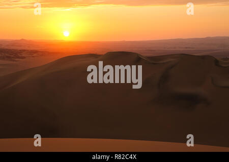 Dunes près de Huacachina au coucher du soleil dans la région d'Ica, au Pérou. Banque D'Images