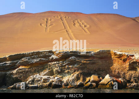 Candélabres des Andes dans la région de Pisco Bay, au Pérou. Candélabres est bien connu sur le géoglyphe préhistorique face nord de la péninsule de Paracas Banque D'Images