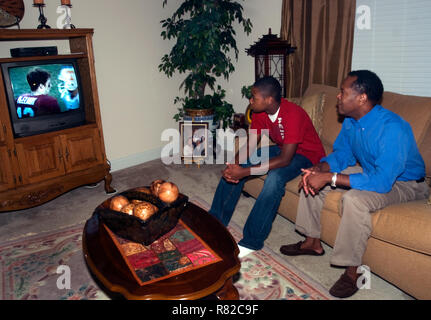 Levern Eady et son fils, Matthew, regarder le match de football Alabama-Tennessee à leur domicile, à Madison, Wisconsin, le 27 octobre 2009. Banque D'Images