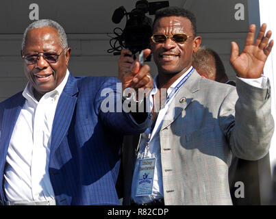 Hank Aaron et Rickey Henderson vague de fans au cours de la dédicace de la maison d'enfance de Hank Aaron & Musée de Mobile, Alabama. Banque D'Images