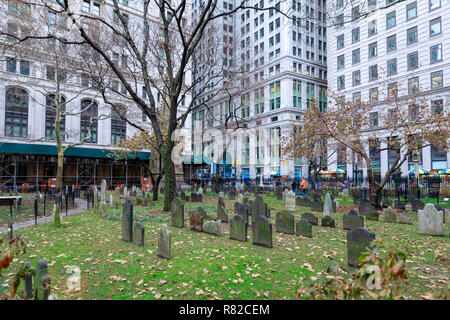 New York, USA - 26 novembre 2018 : Trinity Church et cimetière au centre-ville de Manhattan, New york city Banque D'Images