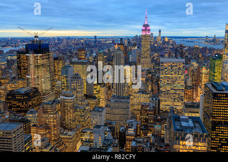 New York, USA - 26 novembre 2018 : New York avec les gratte-ciel de nuit urbaine Banque D'Images
