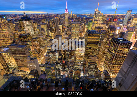 New York, USA - 26 novembre 2018 : New York avec les gratte-ciel de nuit urbaine Banque D'Images