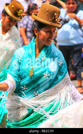 Femme de la région d'effectuer au cours de la fête de la Candelaria vierge à Lima, Pérou. Le cœur du festival est la danse et la musique de différer Banque D'Images