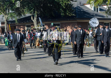 Les membres de l'Excelsior Band bas mars Washington Street à Mobile, en Alabama, pendant la procession de Caïn Joe à Mardi Gras, le 2 mars 2014. Banque D'Images