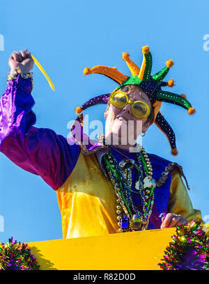 Un reveler jette à la foule des bibelots comme son flotteur se déplace vers le bas la rue du Canal à Mobile, en Alabama, pendant la procession de Caïn Joe à Mardi Gras. Banque D'Images