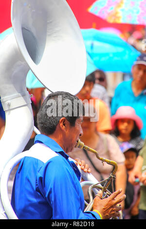 Homme jouant locales au cours du Festival sousaphone vierge de la Candelaria à Lima, Pérou. Le cœur du festival danse et musique originale : Banque D'Images