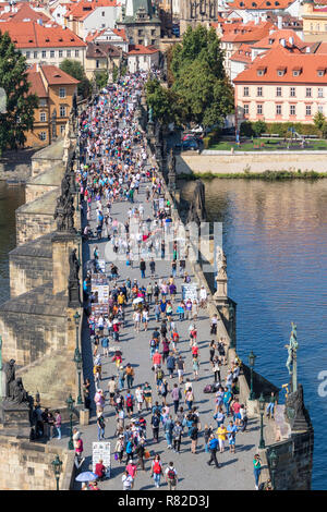 La République Tchèque Prague Pont Charles sur la Vltava encombrée de personnes visitant Mala Strana Prague République Tchèque Europe Banque D'Images