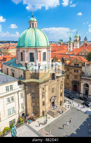 Vieille ville Prague Staré Město Saint François d'assise sur le toit de l'Église et les clochers des églises et les tours de vieux bâtiments baroque Prague Praha République Tchèque Banque D'Images