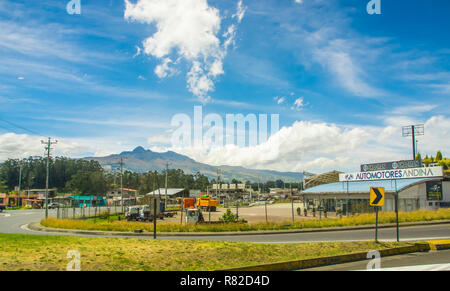 Latacunga, Equateur, 28 Septembre, 2018 : vue extérieure de la route de l'entrée pour la ville de Latacunga avec arrière-plan la montagne à Latacunga Equateur Banque D'Images