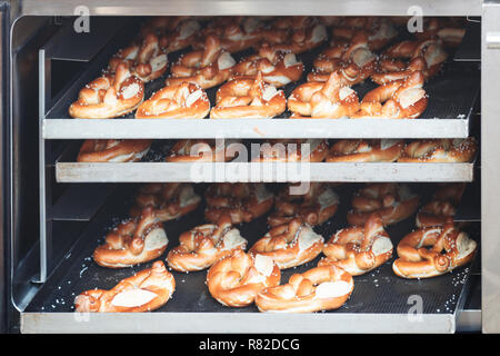 Biscuit biscuits cookies sur rouleaux allant au four chaud du four Banque D'Images