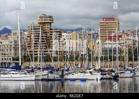 Port de Santa Cruz de Tenerife, Tenerife, Canary Island, une île espagnole, l'Espagne, au large de la côte nord de l'Afrique de l'ouest. Banque D'Images