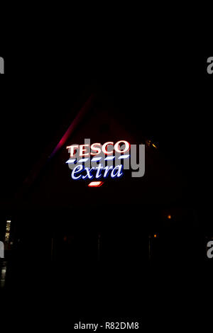 Supermarché Tesco Extra en néon sur entrée, multinationale britannique d'épicerie et détaillant de marchandises générales, fondée en 1919 par Jack Cohen Banque D'Images