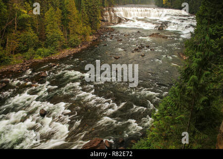 Dawson Falls sur la rivière Murtle dans le parc provincial Wells Gray, British Columbia, Canada. C'est quatrième plus grand parc de la Colombie-Britannique. Banque D'Images