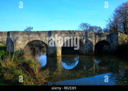 La cité médiévale Teston Pont sur la rivière Medway dans le Kent sur un matin d'hiver lumineux et net en décembre. Kent, UK Banque D'Images