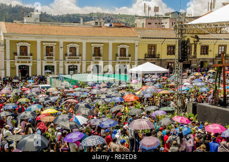 QUITO, ÉQUATEUR - 23 mars 2018, ci-dessus : Vue extérieure de personnes non identifiées qui participent à la célébration du Dimanche des Rameaux avant Pâques Banque D'Images