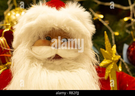 Santa Claus poupée. Portrait du Père Noël sur l'arrière-plan de l'arbre du Nouvel An Banque D'Images