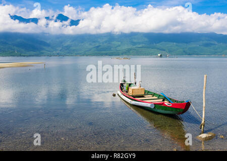 Petit bateau de pêche traditionnel au Tour d'un lagon avec montagnes en Mã Bạch National Park au-delà. Lang Co, Phu Loc, province de Thua Thien Hue, Vietnam, Asie Banque D'Images