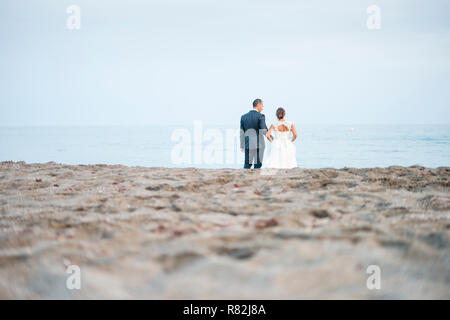 Young Woman standing on the beach with copy space Banque D'Images