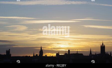 Silhouette de la tour gothique Mitchell Marischal College, et l'horizon d'Aberdeen au coucher du soleil. Aberdeen, Écosse, Royaume-Uni Banque D'Images