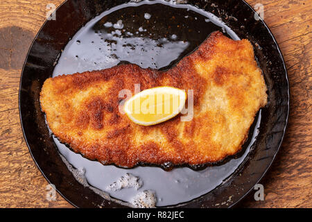 Wiener Schnitzel dans une casserole Banque D'Images
