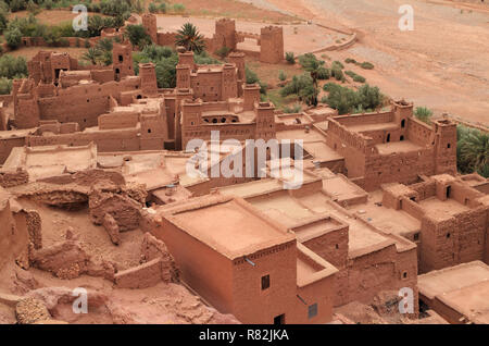 Maroc Ouarzazate - toits de Ait Ben Haddou Kasbah médiévale construite en adobe - UNESCO World Heritage site. Banque D'Images