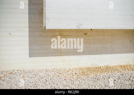 Moderne abstrait concret détail architectural avec gravier blanc situé à Cordoue, Espagne Banque D'Images