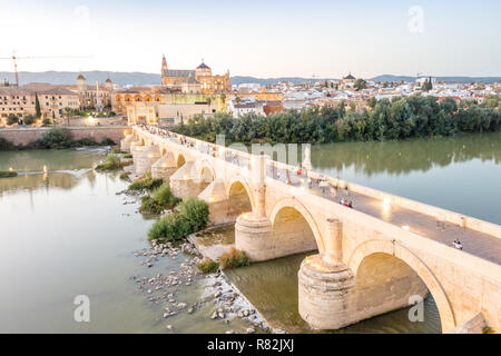 Vue aérienne du célèbre pont romain et de la mosquée - Cathédrale de Cordoue, Andalousie, Espagne Banque D'Images