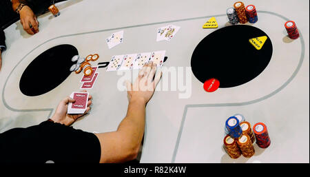 Close up of Texas Hold'em Tournoi jeu où deux joueurs non identifiables sont tous dans le coin flip classique situation des AK vs QQ Banque D'Images