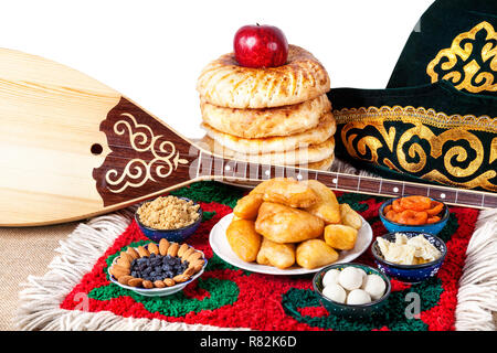 Des plats asiatiques et Kazakh Dombra instrument sur le tapis ethniques en yourte Banque D'Images
