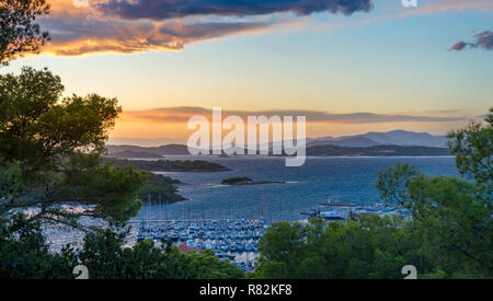 Coucher du Soleil vue panoramique de la forteresse et musée de l'île de Porquerolles. Provence Côte d'Azur, France Banque D'Images